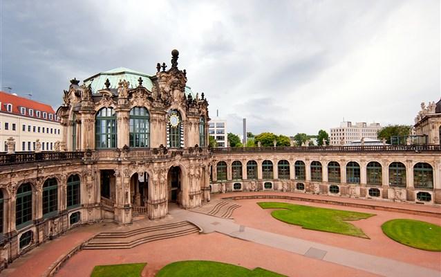 Zámek Zwinger, Německo Pozdně barokní palác byl postavený v 1. polovině 18. století na objednávku Fryderyka Augusta I. Zvaného Mocný, budoucího polského krále Augusta II.