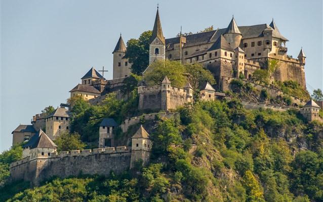 S ohledem na turisty zahájila provoz lanovka. Tato středověká pevnost nebyla nikdy dobyta. Nachází se na dolomitové skále měřící 175 m.