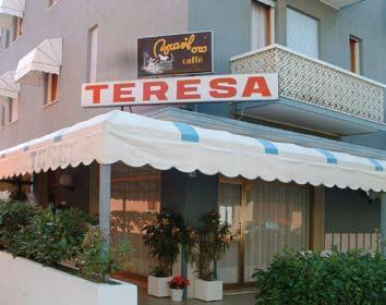 HOTEL TEREsa Nástupní den: ČTVRTEK 8 dní / 7 nocí Velice oblíbený, příjemný a prostorný rodinný hotel se nachází v klidné části centra města (Via dei Calamari 5) a cca 250 m od moře.