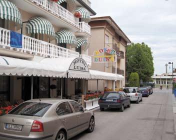 HOTEL LUIsa Nástupní den: SOBOTA 8 dní / 7 nocí HOTELY Rodinný hotel s klimatizací se nachází v klidné části města (Via Palma il Vecchio 29), cca 400 m od centra města a cca 250 m od moře.