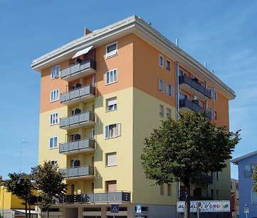 VILLAGGIO DEI FIORI (Ne) Hezké apartmány s bazénem pro dospělé i děti v klidné části města, 300 m od pláže a cca 450 m od centra města. K disp. jsou apartmány v příz. se zahrádkou a terasou s posez.