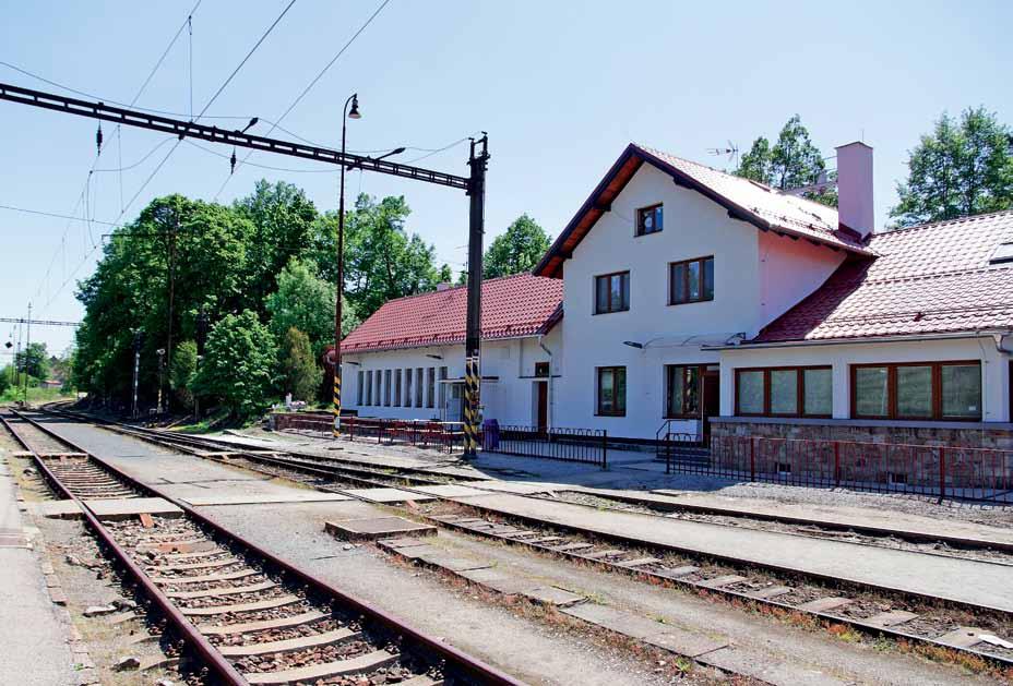 Zadní Třebaň na pohodu Hostinec Mašinka na třebaňském nádraží neláká kdovíjakou reklamou, je už daleko za Prahou a tady u Berounky si může dobré jméno dělat spíše jistým geniem loci.