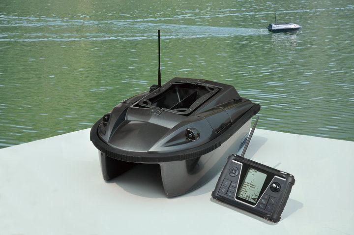Uživatelská příručka Zavážecí loďka RYH-001 s GPS a sonarem 1. 2.4GMHZ plně digitální dálkové ovládání 2. Funkce kompas, zobrazení směru člunu pomocí směrové šipky na displeji dálkového ovládání 3.