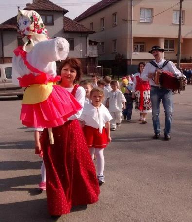 Nesieme Morenu... Morena, Morena, zažeň sneh do mora. Zimu do doliny, teplo do dediny.