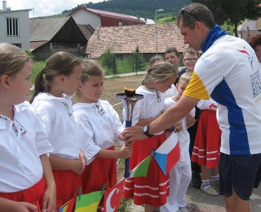 S mierovou pochodňou k nám prišli bežci sprevádzaní troma žiakmi našej školy.