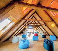 Cvičební lekce, přednášky i meditace probíhají v podkrovním sále s dřevěnou podlahou.