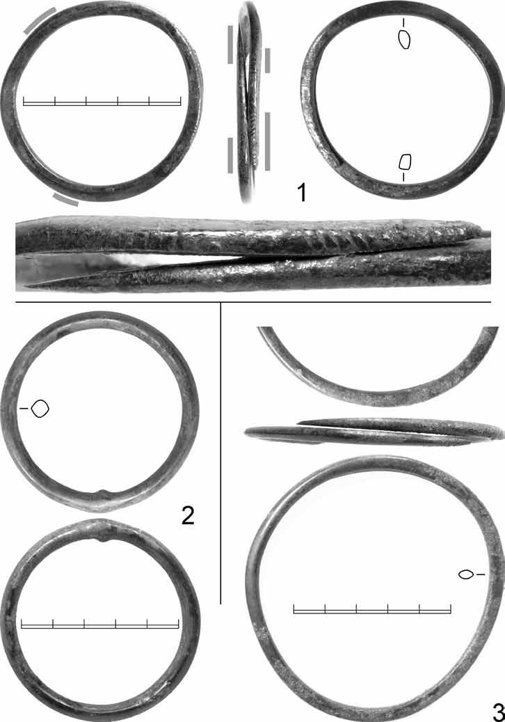 Obr. 5. Pyšely, okr. Benešov. 1 bronzový náramek s částečně se překrývajícími zúženými konci a rytou výzdobou. 2 uzavřený bronzový náramek či kruh.