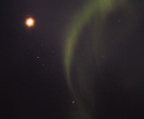 Teplota a tlak sa smerom k povrchu Slnka postupne znižujú. Atmosféru Slnka tvoria tri časti: povrch (fotosféra) s teplotou okolo 6000 C. Odtiaľto pochádza väčšina viditeľného slnečného svetla.