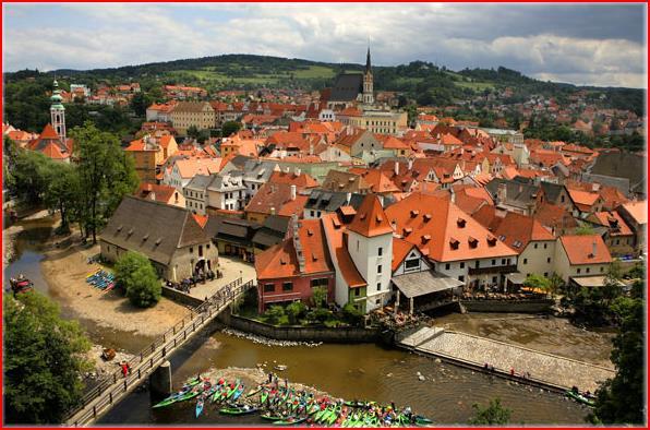 3 Český Krumlov Foto: http://www.prague.fm/de/7901 Das Städtchen sitzt in einer Moldauschlinge und wurde 1253 zum ersten Mal urkundlich erwähnt.