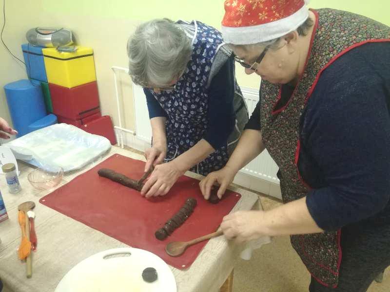 Naše zariadenie reprezentovali Hedviga Bednáriková, Mária Káčerová a Ján Móri. Dobrovoľníci spríjemnili čas vianočnými koledami. Ako sladkú odmenu sme si odnášali tortu a mikulášske balíčky.