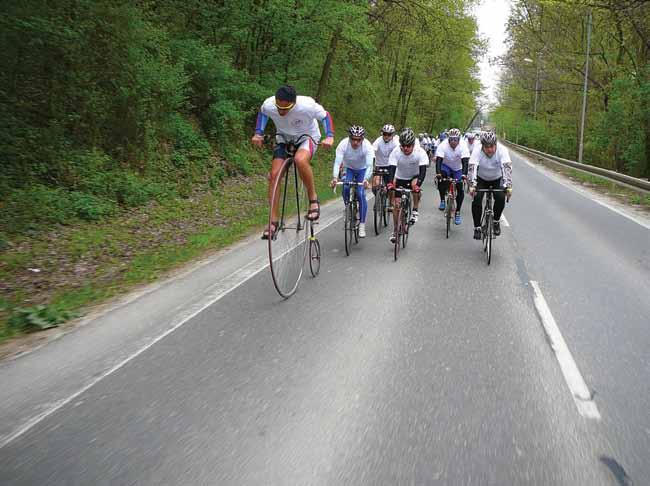 28 ŠPORT Charitatívna cyklojazda Cyklistický pelotón smeroval do českého partnerského mesta vína na Morave Koncom apríla spred miestneho úradu Ružinov odštartovalo šesťdesiat cyklistov, ktorí si to