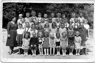 4 dubnické noviny č. 10 - október 2005 www.dubnica.sk dn Na fotografii je jedna z prvých tried z roku 1955 a triednu učiteľku p. Kvaššayovú. STRETNUTIE BýVALýCH PRVáKOV Dňa 1. 10. 2005 si zorganizovali stretnutie po 50.