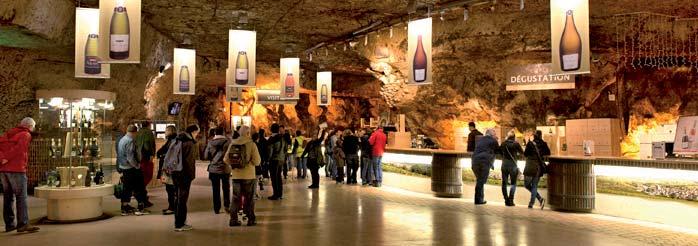 Rozhodně nevynechat! Labyrint v hoře Na východním břehu je vchod do Caves de Bailly. V obrovské jeskyni jsou vinné sklepy a prodejna vína s degustací.