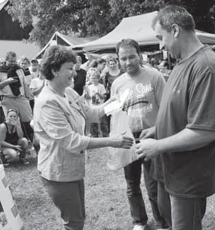 pomyselnom stupienku. Po vyhodnotení súťaže nám do spevu a tanca zahral folklórny súbor Kučeravý javor.