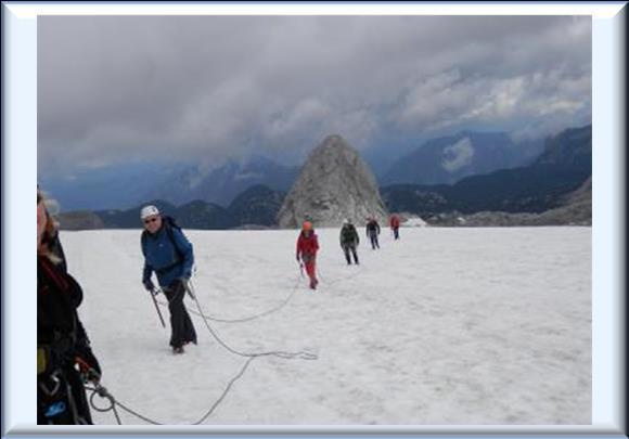 Po ledovci na Dachstein Dachstein je horský masiv v Severních vápencových Alpách.