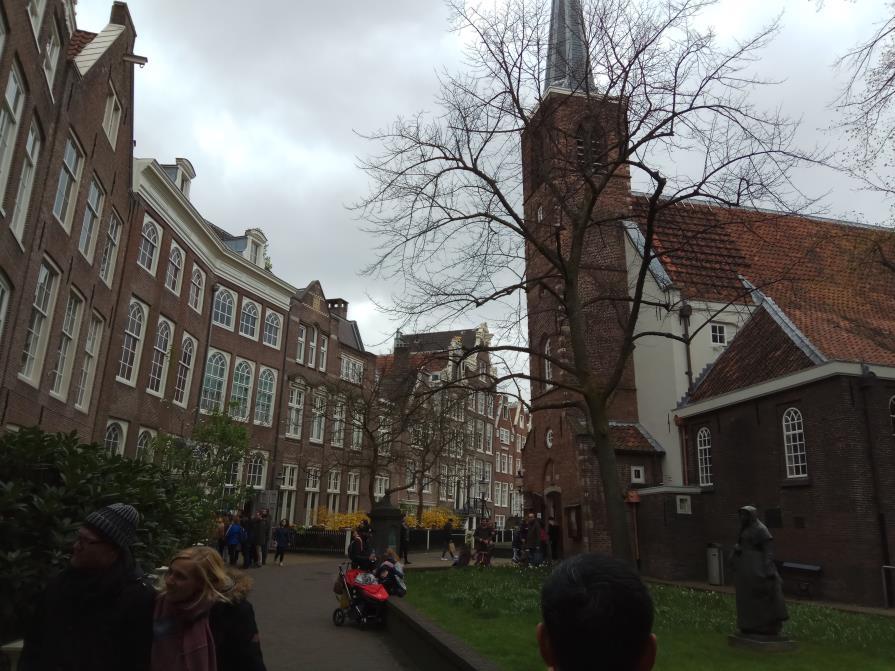 Begijnhof Je to jeden z nejstarších vnitřních dvorů v Amsterdamu.