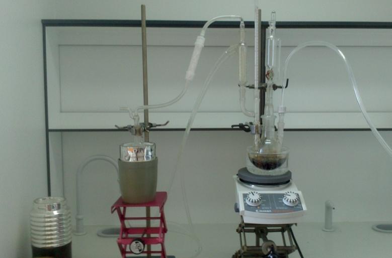 3. Experimentální část Pro syntézy byly použity chemikálie značky Sigma Aldrich. 3.1. Syntéza diacetylenu Reakce probíhá podle rovnice [27]: KOH ClCH 2 C CCH 2 C ClCH=C=C=CH 2 CH CC CH Obrázek 3.