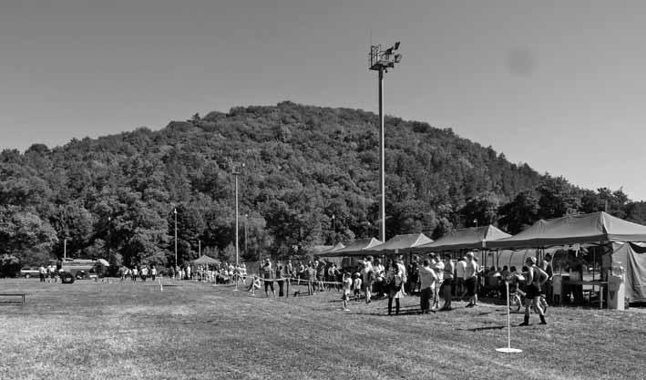 strana č. 4 Novinky spod Bradla 7 / 2017 Futbalového turnaja sa zúčastňujú A - tímy dospelých.