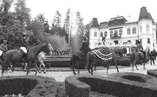 14 december 2015 20. ročník Hubertovej jazdy dokončenie z 13. str. Úvodný ceremoniál otvoril pred kaštieľom za zvuku trúbky a spustenia vlajky moderátor Hubertovej jazdy Štefan Gerža.