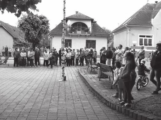 Pár slov na úvod, ktoré priblížili históriu stavania mája a hneď na to veselé piesne v podaní speváckeho zboru,