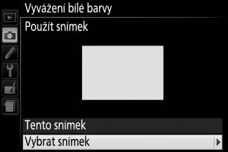 Kopírování vyvážení bílé barvy ze snímku Pomocí níže uvedených kroků zkopírujete hodnotu vyvážení bílé barvy ze snímku uloženého na paměťové kartě. 1 Vyberte možnost Manuální nastavení.