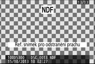 3 Pořiďte referenční data pro funkci odstranění prachu ze snímku. Stiskněte tlačítko spouště zbývající část chodu až na doraz a pořiďte referenční data pro funkci odstranění prachu ze snímku.