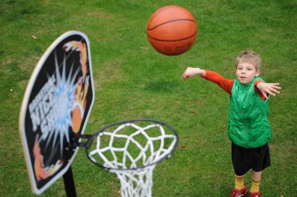 m Sporty Krátké časy závěrky zmrazí pohyb u dynamických sportovních scén a hlavní objekt jasně