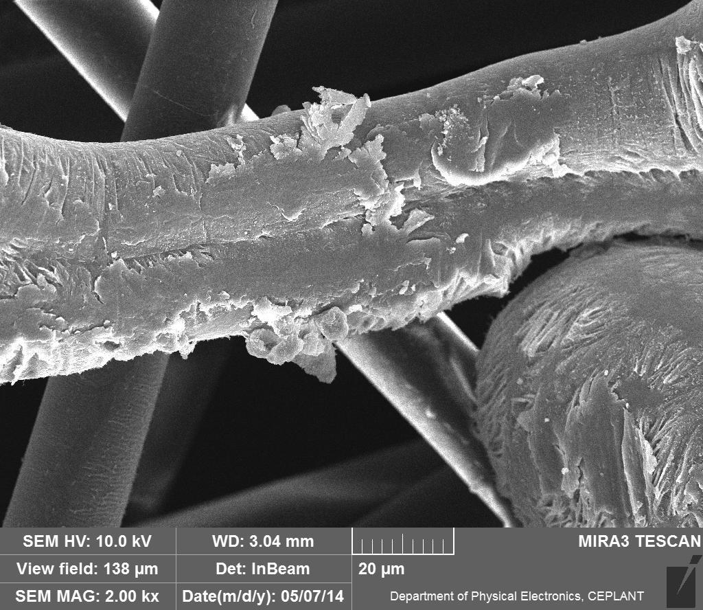 Kapitola 5. Měření 37 Při SEM měření vzorku s označením 10A2 můžeme vidět, že jsou vlákna vzorku poškozena.