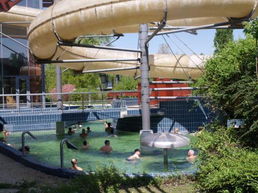 Rekonstruovaný moderní areál poskytuje služby ve svém krytém nebo kombinovaném bazénu s teplotou vody 32 až 37ºC. K dispozici rodinný zábavní bazén s atraktivní Vodní věží.