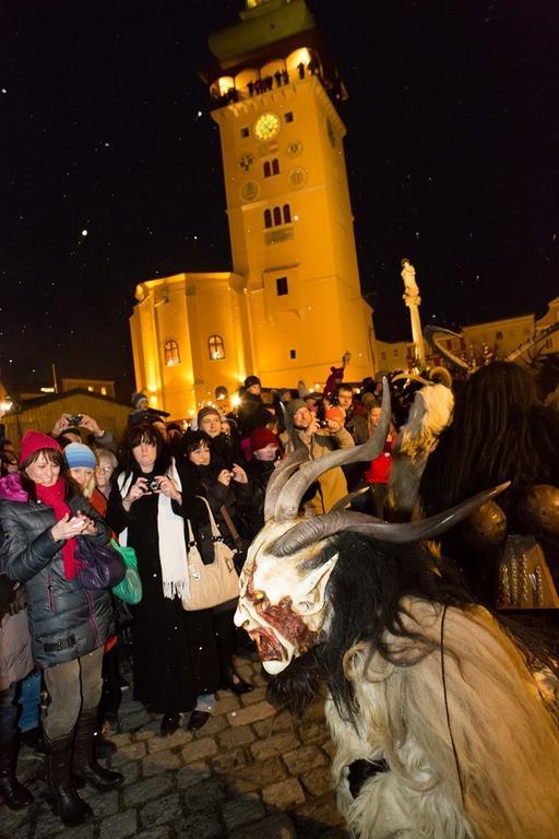 Na vyzdobeném náměstí se konají adventní trhy, na kterých lze ochutnat selské speciality, pečené kaštany či se zahřát lahodným punčem nebo svařeným vínem.