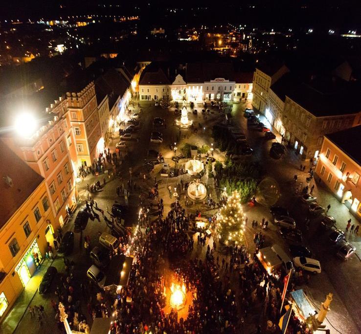 V podzemí se koná kouzelný adventní trh. V podvečer začíná průvod čertů Krampusů.