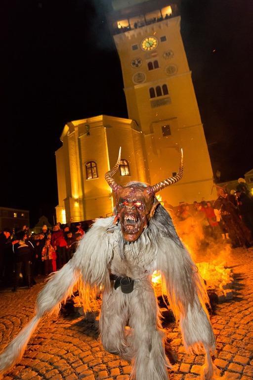 Na masky se upevňují beraní, mufloní, kamzičí nebo jelení rohy, které mohou být až metr dlouhé.