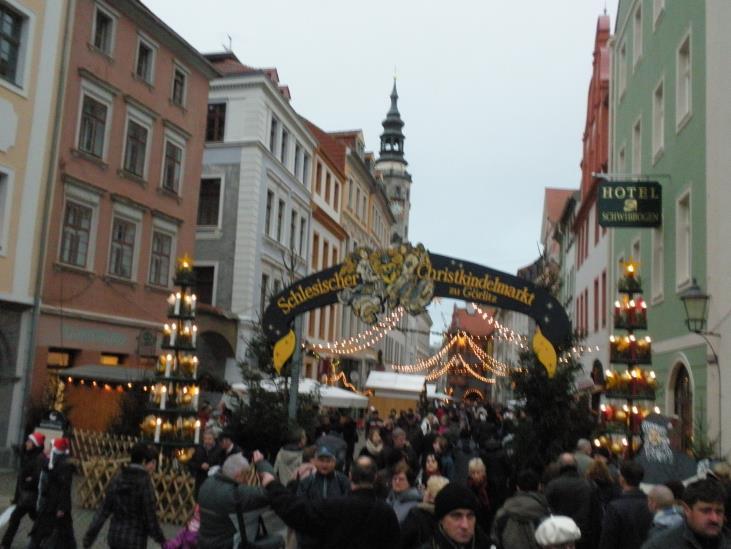 Slezský vánoční trh ve Zhořelci se koná v krásném historickém centru města. BAUTZEN (Budyšín) krásné adventní trhy v centru historického jádra města.