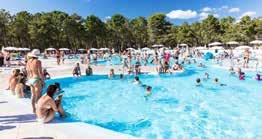 VYBAVENÍ: vlastní aquapark s několika bazény, řada restaurací, obchodů, supermarket, vyhlášená diskotéka Saturnus, výborné zázemí pro sport a aktivní dovolenou.