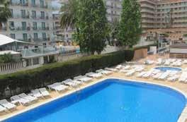 Hotel je prakticky na začátku hotelové zóny, kde je celá řada obchůdků a restaurací, a která se táhne až do sousedního letoviska Malgrat de Mar. Vzdálenost od pláže je cca 150 m.