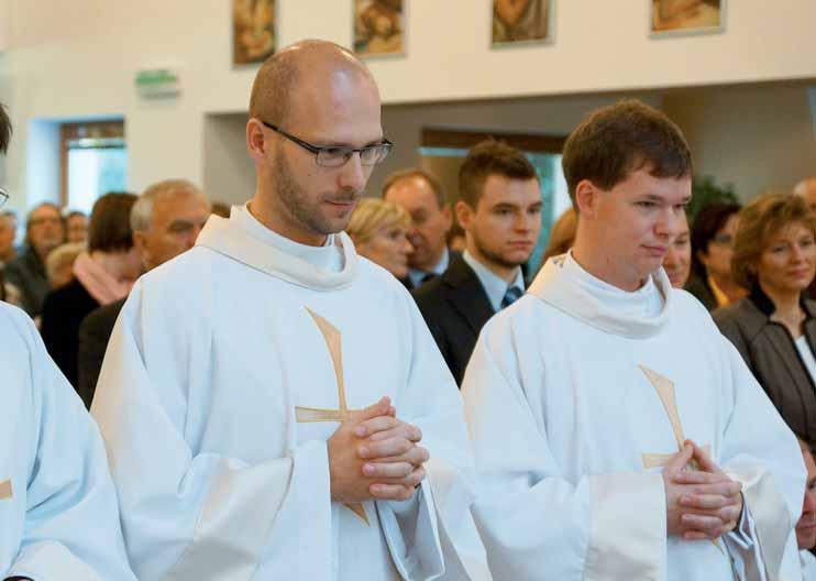 Dbaj, aby si to, čo čítaš veril, čo veríš učil a čo učíš aj uskutočňoval. Diakoni potom posluhovali biskupovi na svätej omši pri bohoslužbe obety.