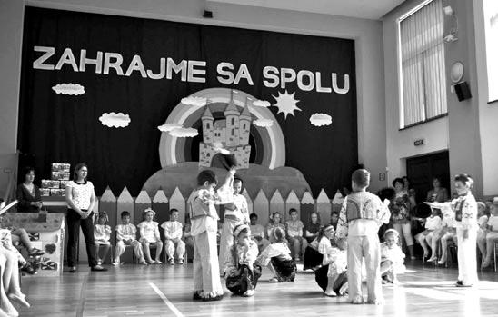 Zahrajme sa spolu Deti z materskej školy pod vedením pani učiteliek prezentovali našu obec a krásne zavarské kroje prostredníctvom folklórneho tanečného vystúpenia na prehliadke detskej tvorivosti vo