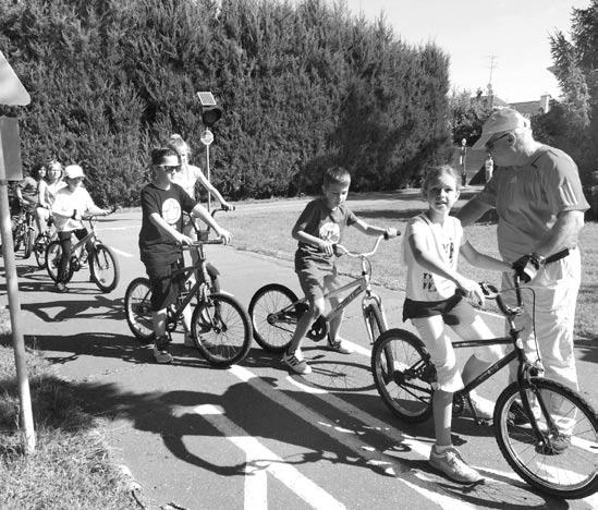 Študenti Strednej zdravotnej školy v Trnave spolu so svojou profesorkou Darinou Hanákovou nám sprostredkovali ukážky podávania prvej pomoci pri úraze cyklistu, autohavárie, resuscitácie zranených.