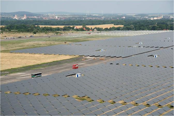 Cena panelů [$] Solární zdroje Ve světě nejrychleji rostoucí výkon, jak velké tak decentralizované malé zdroje Výkon (začátek 2017): Svět 310 GW Evropa 105 GW Německo 41 GW Bavorsko 11 GW V Evropě po