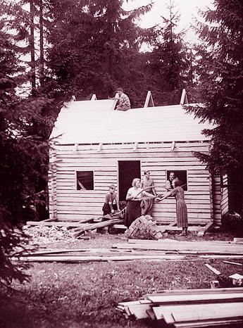kronika Severní Ryves nejstar í jizersko Osadníci Severního Ryvesu před svou chatou v roce 1935.