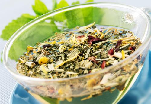 Leden 12., 2018 Léčivé bylinkové čaje Aby bylinky neublížily Ať mezi vaše oblíbené kombinace bylinkových čajů patří jakékoliv léčivky, vězte, že nic byste neměli přehánět.