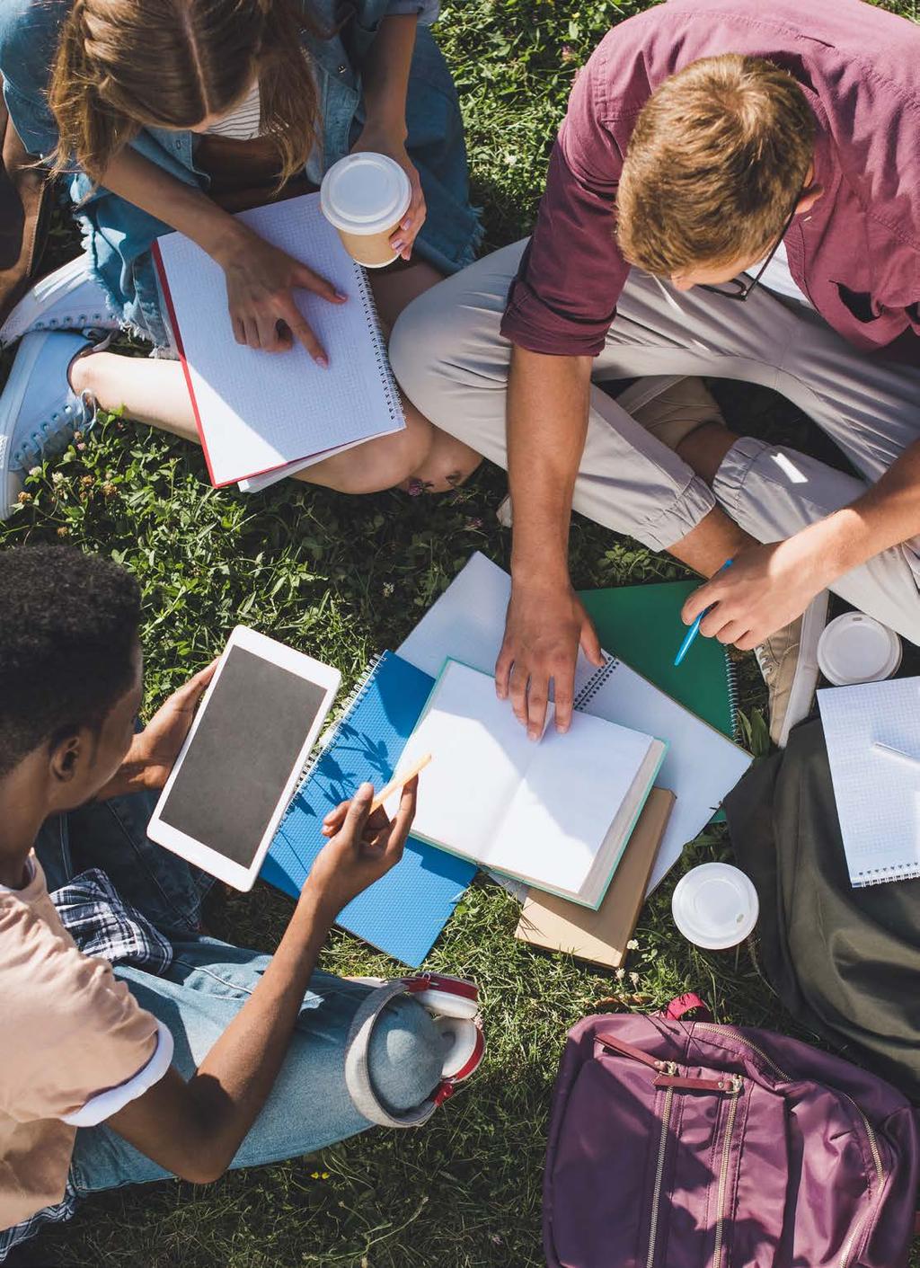 21 Erasmus+ mládež Program Erasmus+ mládež se zaměřuje na podporu neformálního vzdělávání a je určen mladým lidem ve věku od 13 do 30 let a pracovníkům s mládeží, neziskovým organizacím a neformálním