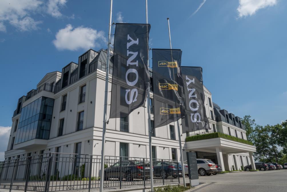 Sony případová studie Heron Live Hotel Popis Nově otevřený pětihvězdičkový hotel Heron na jihu Polska, v obci Sienna u Jezera Rożnowskie Nabízí 80 pokojů, dva bazény, dvě restaurace, lobby bar noční