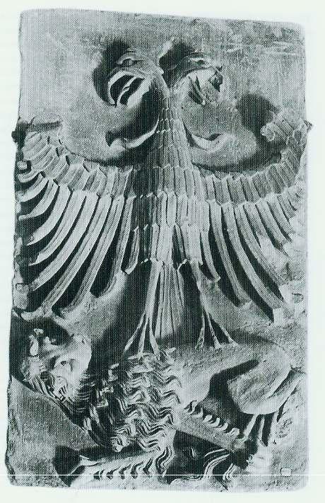 19) Frankfurt nad Mohanem. Reliéf říšského orla na českém heraldickém lvu (?) snesený z tzv. Šibeniční brány. Jedná se opět o velmi časné znázornění heraldického symbolu Říše v dvouhlavé podobě.