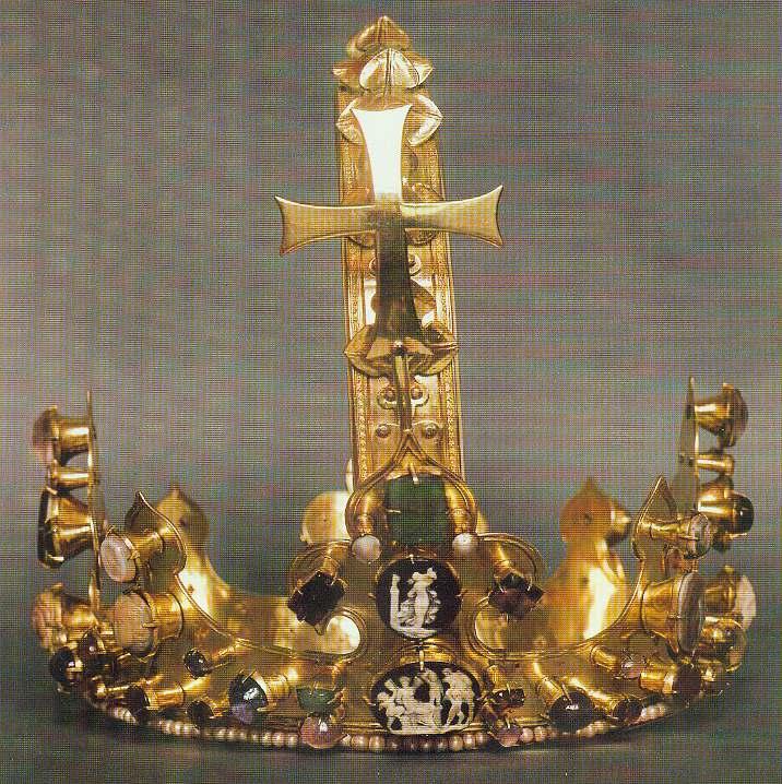 7) Cáchy. Kostel Panny Marie. Pokladnice. Koruna z busty Karla Velikého pokládaná za klenot jímž byl Karel IV. r.