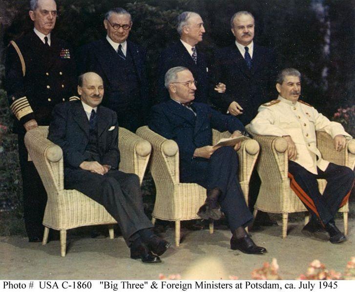 avg. 1945 POTSDAMSKA KONFERENCA: Stalin, Atlee, Truman Sklep o ustanovitvi mednarod.