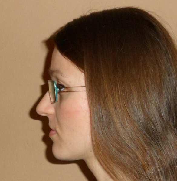 Poté zakreslíme na fólie v brýlových očnicích vodorovnou čáru na pravé i levé oko. Tento údaj se může lišit, záleží na tom, jak má v brýlových očnicích zákazník umístěné oči.
