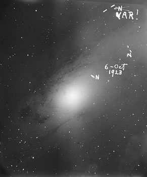Soustředil se na výzkum tří mlhovin (galaxií) M 31, M 33, NGC 6822. Hubble konstatoval, že,,vnější části mlhovin lze rozložit na jednotlivé hvězdy. K 1.1.1925 převážně sám získal na dvě stě fotografických desek mlhovin, zjistil příkladně v M 31-36 cefeid, 46 nov, v M 33-47 cefeid.