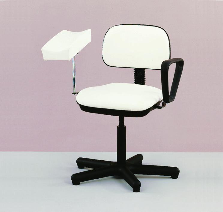 Simultaneous movement of back and leg rest. Adjustable arm rests. FAUTEUIL REGLABLE POUR PRISE DE SANG Structure en acier chromé, entièrement revêtu de plastique lavable.