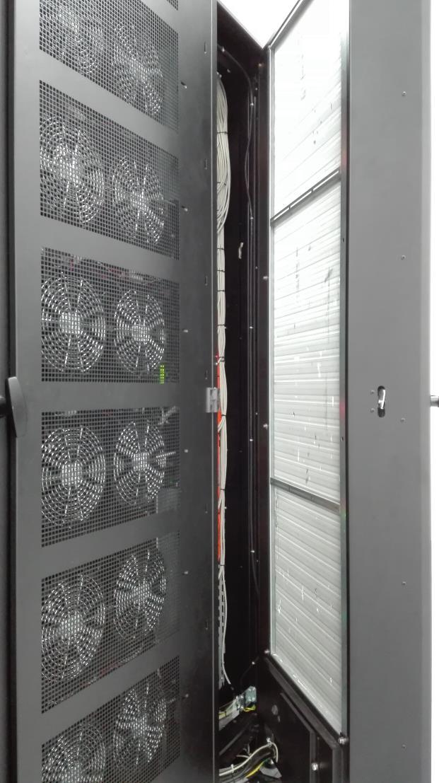 Vodou chlazené zadní dveře Dveře jsou jako jeden celek 1 mohutný výměník vzduch-voda napojený na primární chladící okruh Možnost otevření až 180 14 elektronicky řízených ventilátorů 4 teplotní čidla